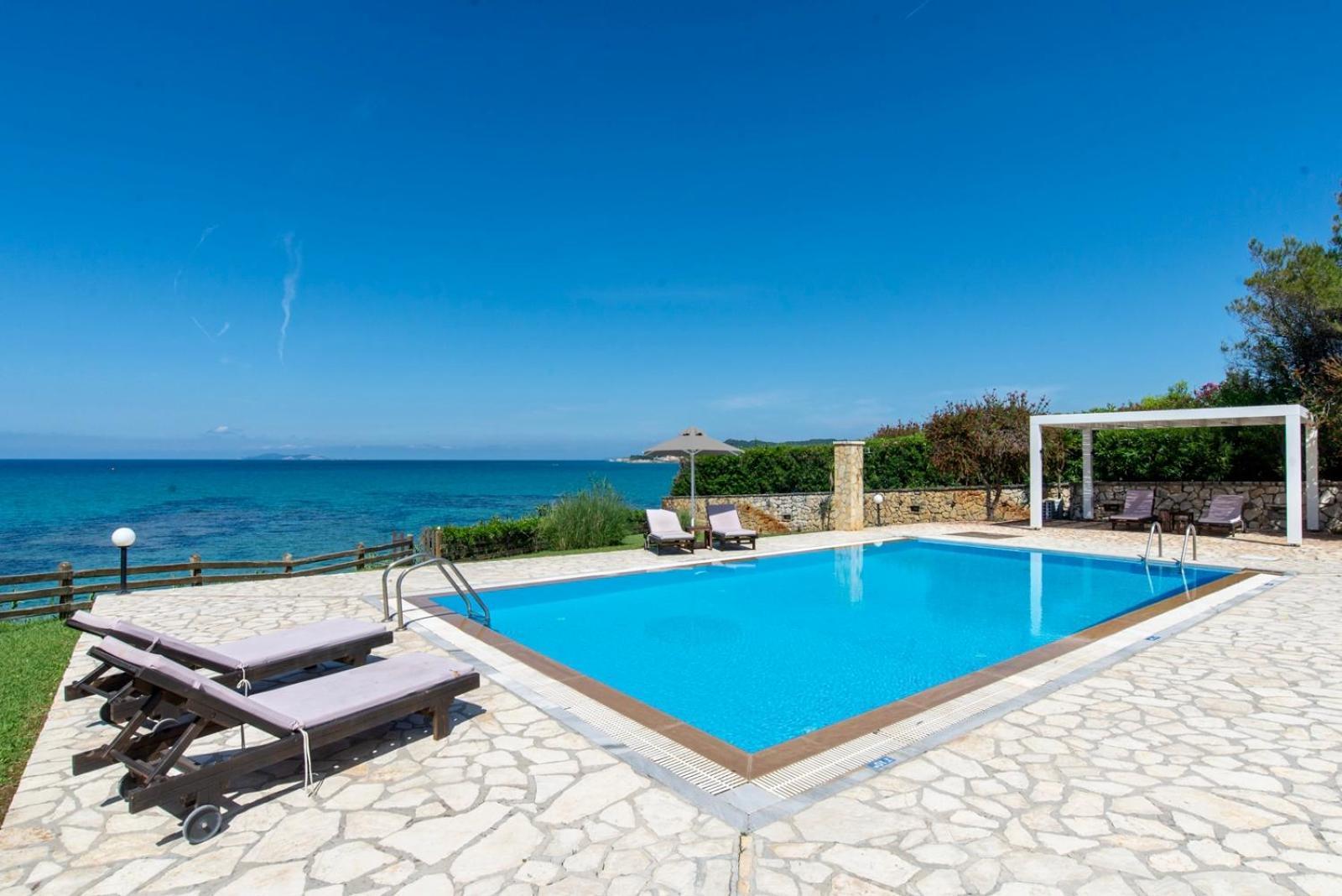 Beachfront Villa Victoras - With Private Beach 斯达林 外观 照片