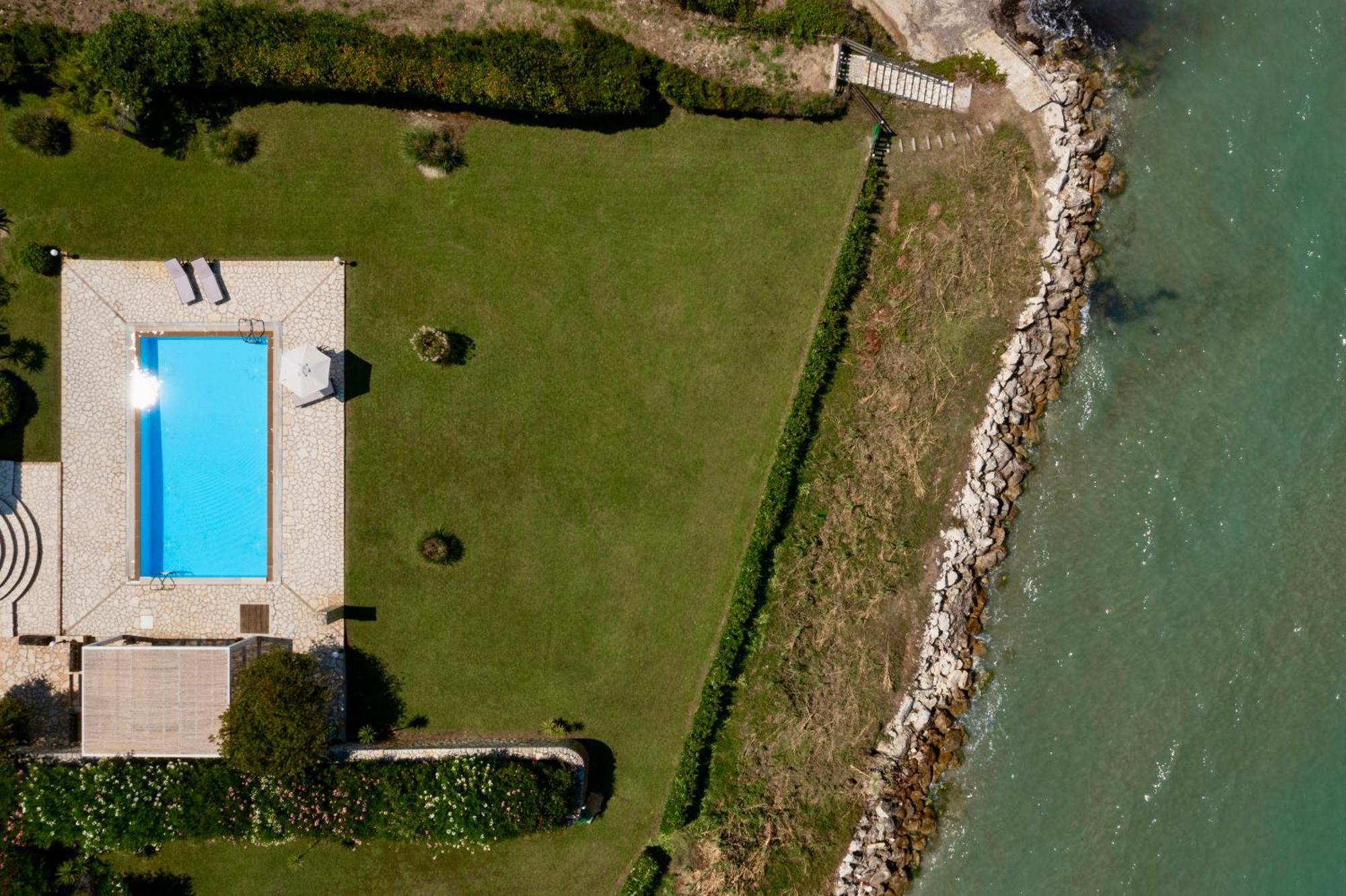 Beachfront Villa Victoras - With Private Beach 斯达林 外观 照片